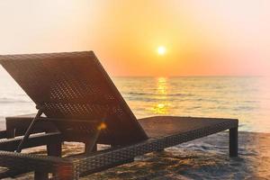 lit de bronzage vide sur la plage photo