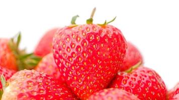 groupe de rouge des fraises isolé sur blanc arrière-plan, proche en haut. photo