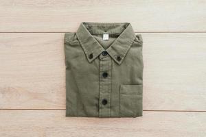 chemise sur fond en bois photo