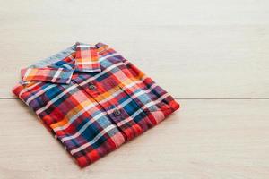 chemise sur fond en bois photo