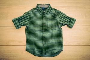 chemise sur fond en bois photo