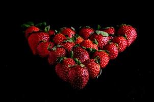 fraises sur fond noir photo