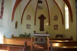 petit chapelle avec une gros en bois traverser photo