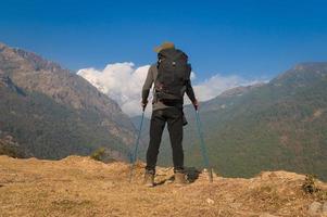 une Jeune voyageur trekking sur forêt Piste , Népal photo