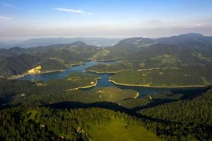 Vue sur le lac de Zaovine depuis la montagne tara en Serbie
