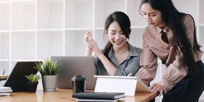 remorquer les femmes à l'aide d'une tablette photo