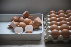 Frais marron poulet Oeuf groupe papier carton récipient paquet boîte produit avec ouvert fragile coquille, poule la volaille agriculture protection emballage marché, salubre nutrition emballage sécurité épicerie des biens photo