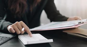 gros plan d'une personne à l'aide d'un presse-papiers et à l'aide d'une calculatrice photo