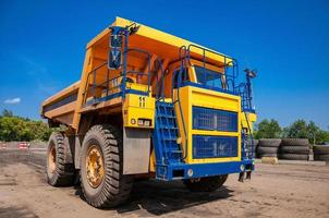 carrière Jaune déverser un camion disques seul industriel zone à ensoleillé journée photo