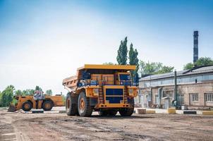 carrière Jaune déverser un camion disques seul industriel zone à ensoleillé journée photo