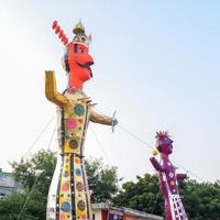 ravnans étant enflammé pendant Dussera Festival à ramleela sol dans Delhi, Inde, gros statue de Ravana à avoir Feu pendant le juste de Dussera à célébrer le la victoire de vérité par Seigneur rama photo