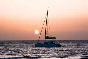 une bateau sur le mer photo