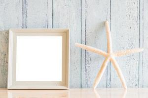 cadre photo vierge en bois vintage avec design de concept d'été