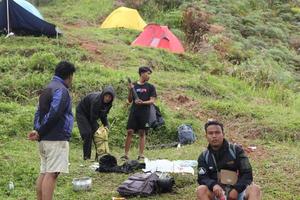 gorontalo, 5 fév 2023 - une groupe de gens camping ensemble dans la nature photo