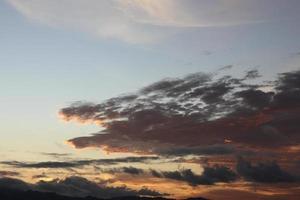 crépuscule ciel Contexte. coloré le coucher du soleil ciel et nuage. vif ciel dans crépuscule temps Contexte. photo