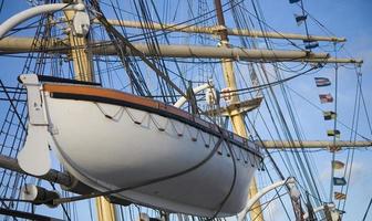 grand canot de sauvetage pendaison sur le mât de le voile navire photo