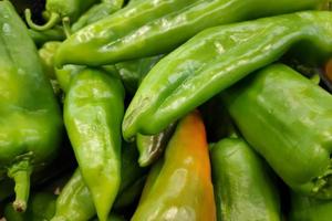 empiler de vert bœuf klaxon poivrons sur une marché stalle photo