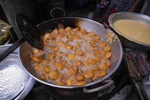 vue de traditionnel bangladeshi rue nourriture Patate bora , hacher frit sur le la poêle photo