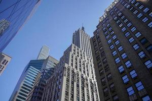 Nouveau york Manhattan grattes ciels vue de le rue à le Haut de le bâtiment sur ensoleillé clair journée photo