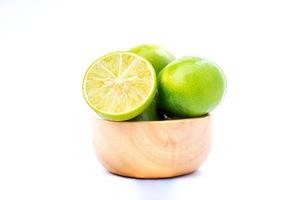 tranches de citron vert dans un bol photo