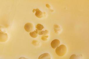 fromage texture avec grand trous.pièce de fromage isolé photo