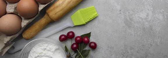 Ingrédients pour cuisson des œufs roulant épingle baies sur une gris Contexte. biscuit tarte ou gâteau recette maquette. en train de préparer pour culinaire pâtisserie. photo