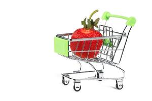 supermarché chariot avec des fraises sur une blanc Contexte. vente de baies. photo