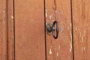 vieux ancien marron en bois porte avec métal manipuler photo