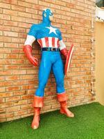 capitaine Amérique modèle à côté de le brique mur photo