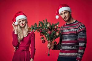 Jeune couple célébrer Noël ensemble décoration rouge Contexte photo