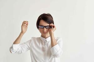 femme d'affaires avec des lunettes confiance en soi lumière Contexte photo