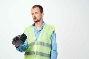 homme dans construction uniforme virtuel réalité des lunettes photo