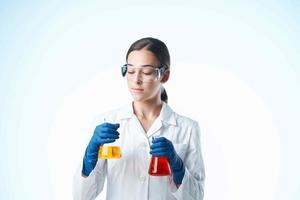 femelle laboratoire assistant dans blanc manteau chimique Solution recherche science photo