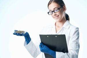 femelle laboratoire assistant dans blanc manteau la biologie recherche expérience photo