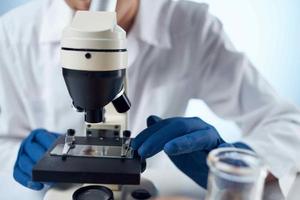 femme laboratoire assistant recherche microscope Diagnostique science photo