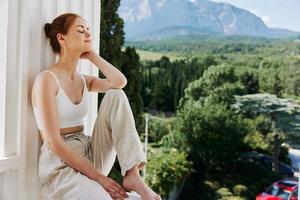 attrayant Jeune femme confortable Hôtel luxueux vert la nature vue mode de vie photo