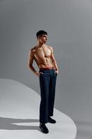 athlétique Masculin des modèles dans jeans et des chaussures nu torse bodybuilder aptitude photo