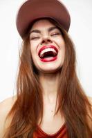 portrait de une femme dans une casquette modèle large sourire fermé yeux soir maquillage photo