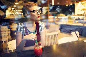 femme séance dans café cocktail vacances pensif Regardez mode de vie photo