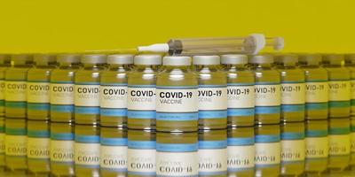 De nombreux vaccins contre le coronavirus alignés avec une seringue sur une table en verre avec des reflets et fond jaune, rendu 3d photo