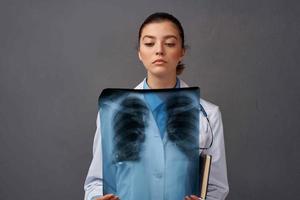 femelle médecin dans blanc manteau Diagnostique radiographie hôpital professionnel photo