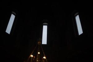 les fenêtres dans église. Trois les fenêtres sur noir Contexte. photo