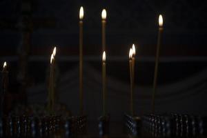 bougies dans église. bougies dans orthodoxe église. lumières dans sombre. religieux rite. photo