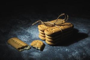 café dans une argile tasse et biscuits sur un abstrait Contexte photo