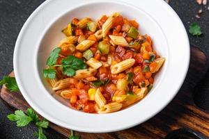 Pâtes salade tomate, concombre, maïs, Frais légume, Penne Pâtes repas nourriture casse-croûte sur le table copie espace nourriture Contexte rustique Haut vue photo