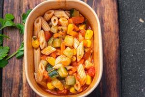 Pâtes salade tomate, concombre, maïs, Frais légume, Penne Pâtes repas nourriture casse-croûte sur le table copie espace nourriture Contexte rustique Haut vue photo