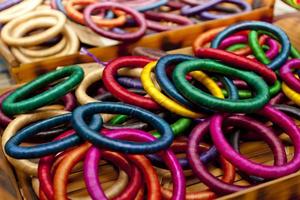 variété coloré Fait main bracelets sont affiché avec sur certains petit paniers pour vente. photo