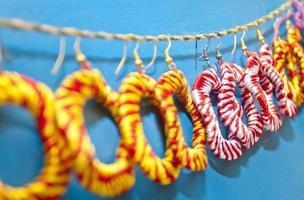 coloré Fait main des boucles d'oreilles sont étant affiché dans magasins pour vente. photo