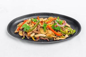 poulet champignon et latin remuer frire recette servi sur une grésillant plaque. poulet fajita recette, asiatique recettes. photo