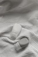 maquette de tube de lotion isolée sur fond de tissu blanc. photo